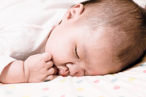 O que fazer se meu bebê ficar de barriga para baixo enquanto dorme?