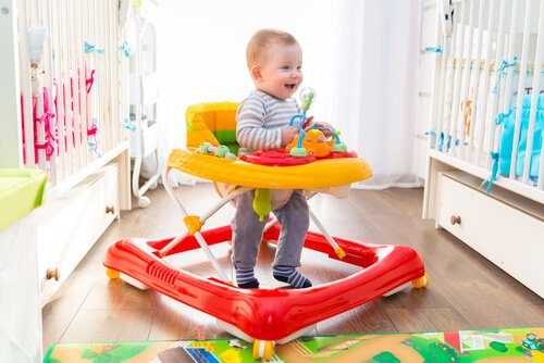 Vantagens e desvantagens dos andadores para bebês