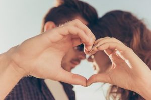 7 benefícios de se casar jovem