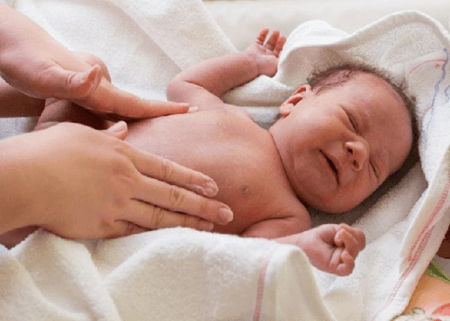 bebês recém-nascidos com cólicas