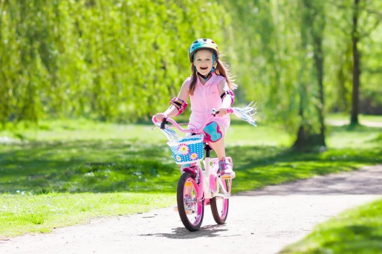 Por que é bom ensinar às crianças a andar de bicicleta?