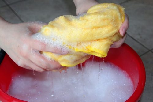 6 dicas para remover as manchas de cola dos móveis