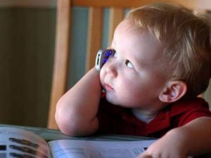 O uso do telefone celular pode causar atraso na fala