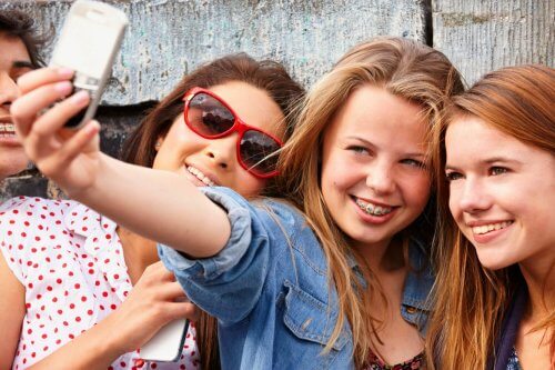 adolescentes fazem selfie