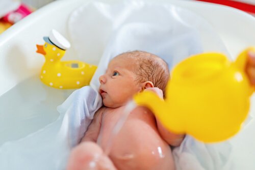 Dando banho no bebê com brinquedos