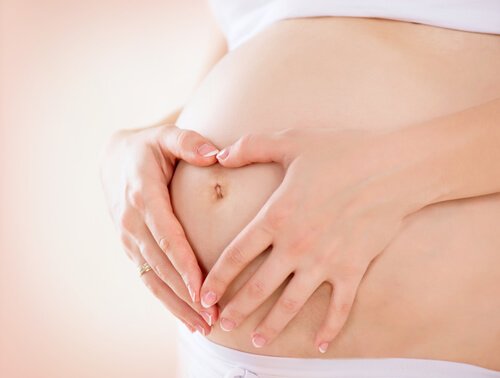 O umbigo durante a gravidez pode ser a fonte de vários desconfortos e preocupações para a mulher.