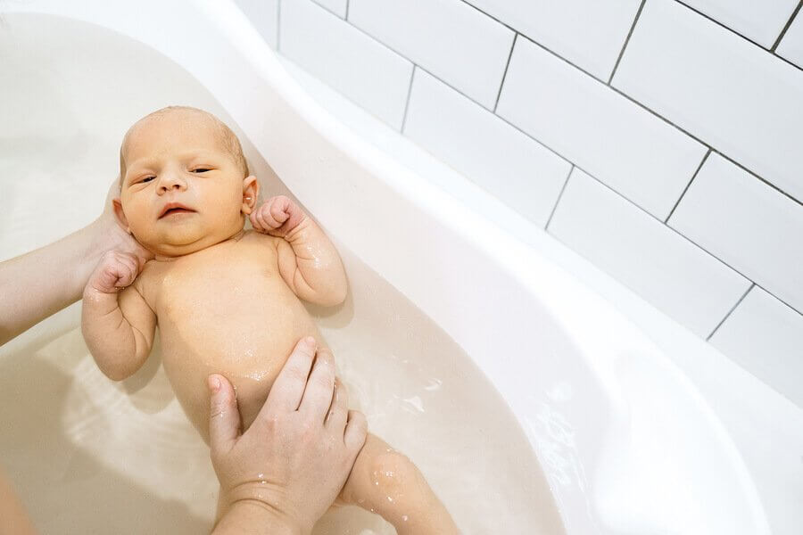 Com que frequência se deve dar banho nos bebês? - Sou Mamãe