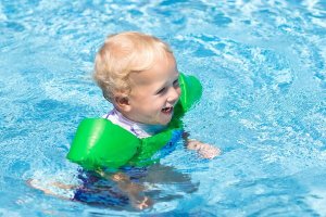 11 coisas que você deve levar à piscina para o seu bebê