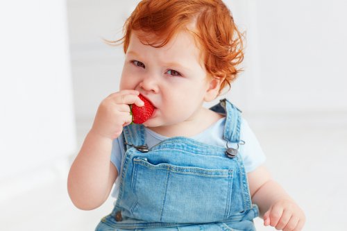bebê comendo morango
