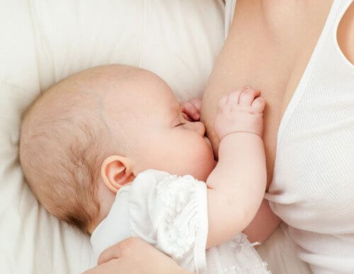 A escassez de leite materno é um dos típicos problemas na amamentação.