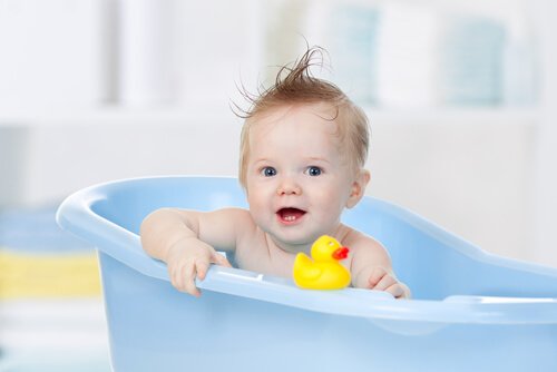 Para evitar acidentes com crianças em casa, nunca deixe seu filho sozinho na banheira.