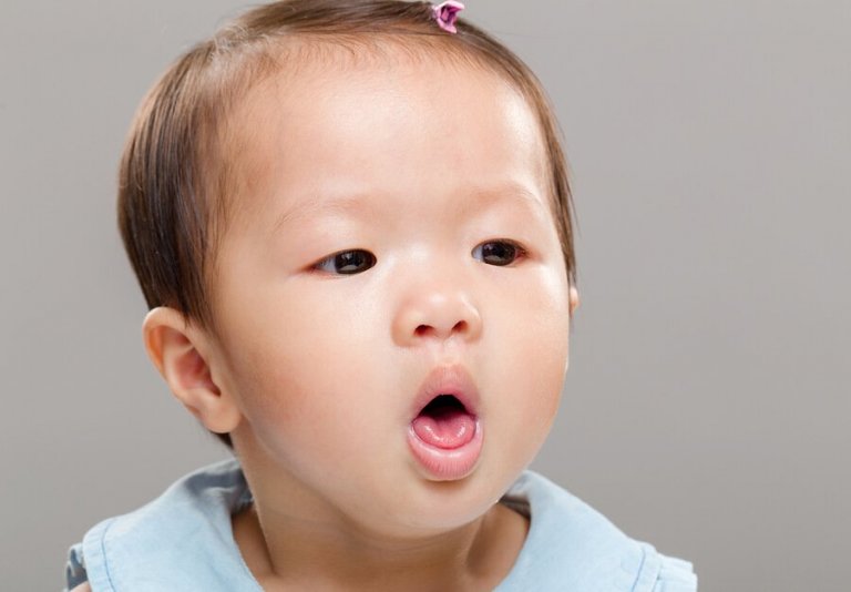 O que fazer se o bebê engasgar comendo?