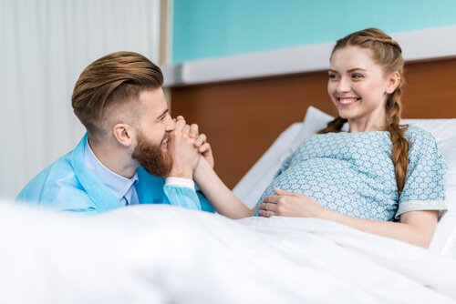 casal feliz com o nascimento do bebê