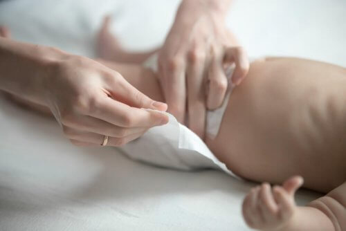 Colocando fralda no bebê corretamente