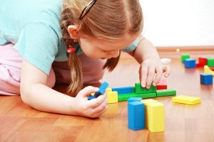 Por que é bom que as crianças aprendam a brincar sozinhas?
