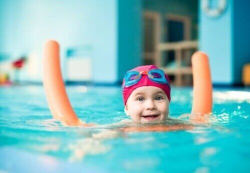 Ensinar as crianças a nadar é mais fácil se você tiver elementos de apoio para elas.