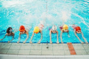 Por que é importante ensinar as crianças a nadar?