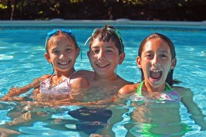 Regras de segurança para ir à piscina com crianças