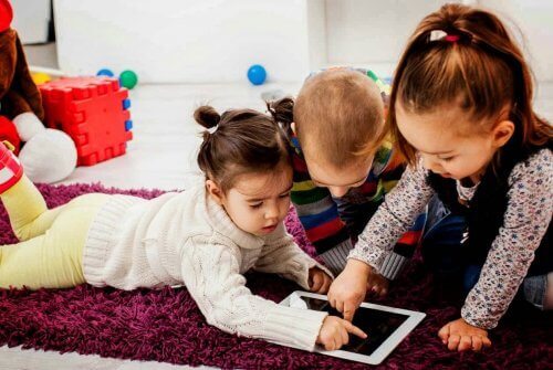 As crianças sabem lidar com dispositivos eletrônicos desde cedo.
