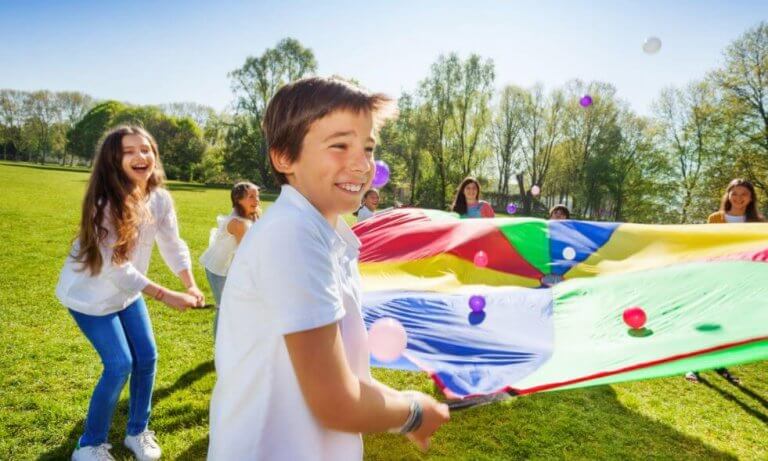 Brincar no parque é bom para as crianças devido aos múltiplos benefícios que isso traz