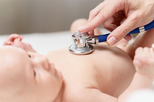 exames médicos em recém-nascidos 