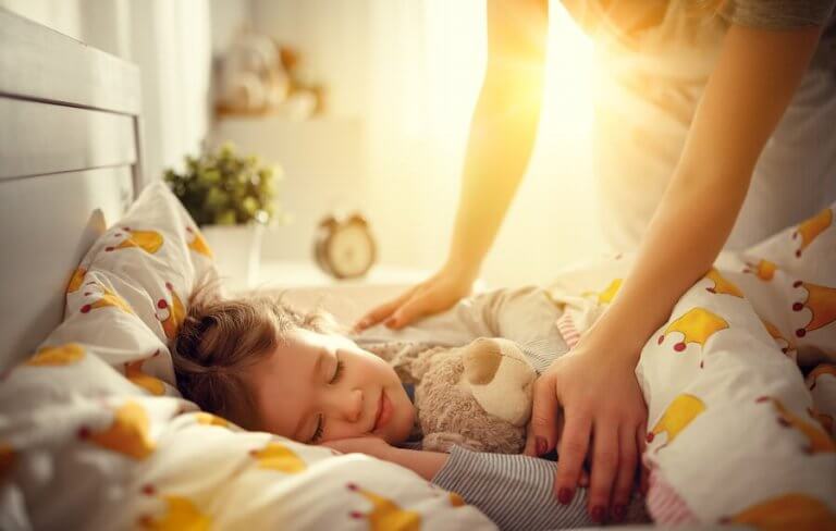 Como ajudar o meu filho a ter menos dificuldade de acordar cedo?