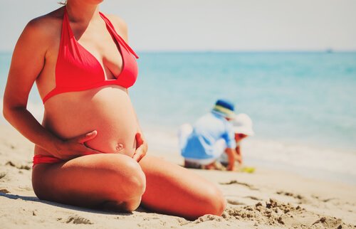 Dicas para mulheres grávidas no verão incluem fugas para a praia e piscina.