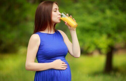 Dicas para mulheres grávidas no verão incluem a alimentação saudável e relaxamento adequado.