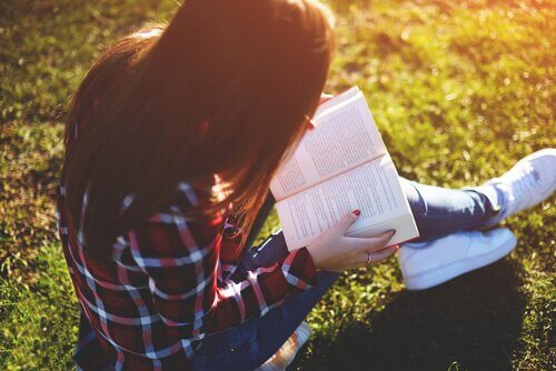 Para trabalhar a leitura com adolescentes, é fundamental despertar o interesse.