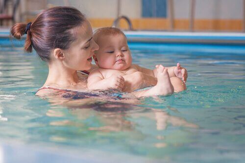 ensinar as crianças a nadar