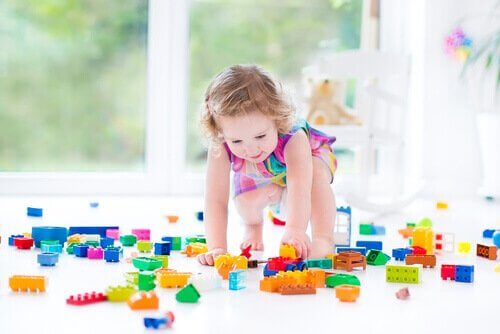 menina com legos