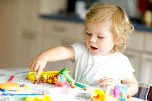 8 brinquedos para crianças de 2 anos desenvolverem habilidades