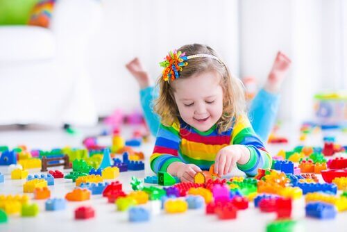Existem diferentes opções e técnicas para as crianças aprenderem a brincar sozinhas.