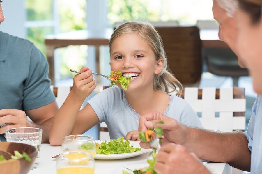 A importância de ensinar as crianças a se comportar à mesa