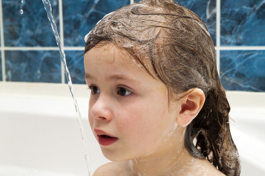 É bom lavar o cabelo das crianças todos os dias? - Sou Mamãe