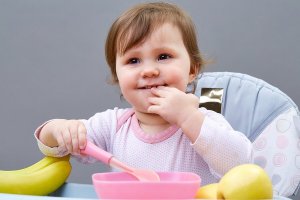 Ensinar a criança a comer sozinha: 5 dicas imperdíveis!