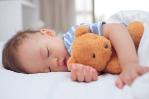 Até quando os bebês precisam tirar uma soneca?