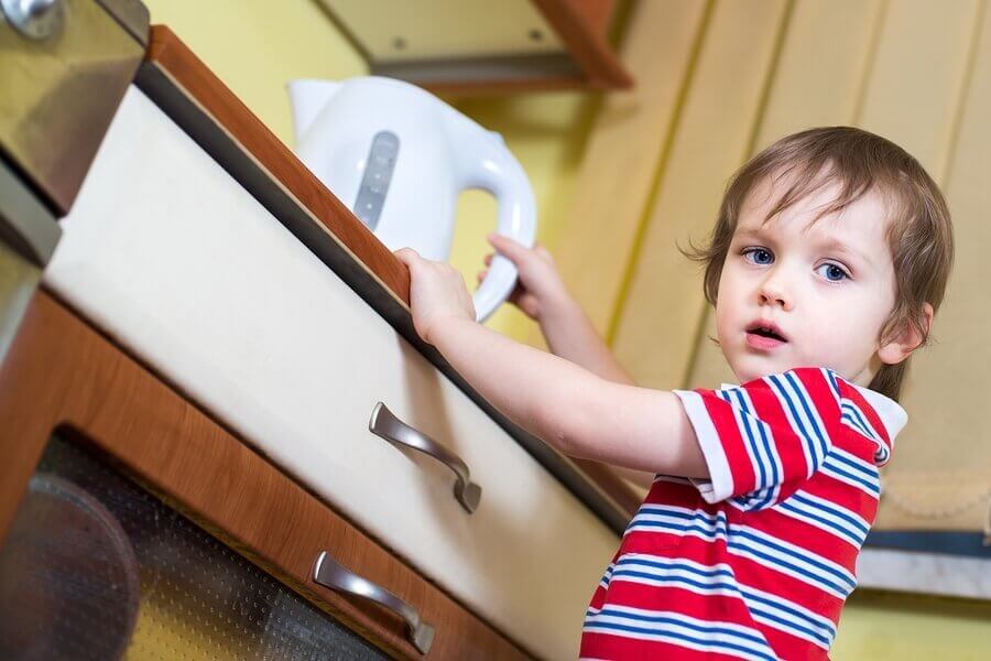O que fazer se meu filho se queimar com água fervente?