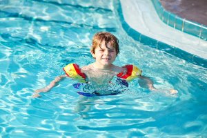 7 dicas para ensinar as crianças a nadar