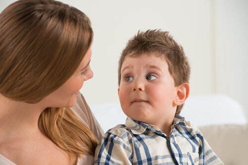 É importante escolher as palavras certas para conversar com seu filho para a educar e prevenir o abuso.