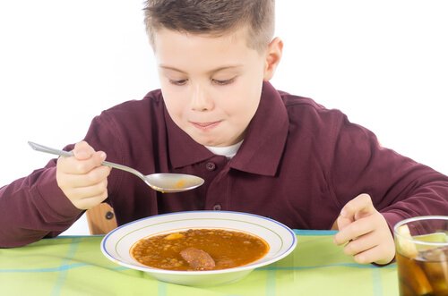 menino tomando sopa de lentilha
