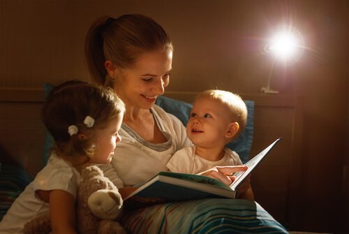 Ler histórias antes de dormir é um hábito saudável