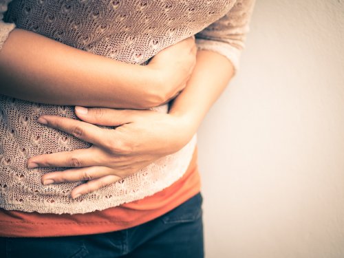 mulher com dor abdominal e não menstrua