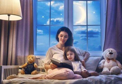 Mulher lendo uma história antes de dormir para uma menina