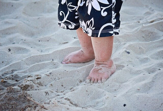 Menino descalço na areia
