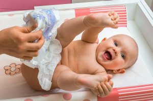 7 erros que cometemos ao colocar a fralda no bebê
