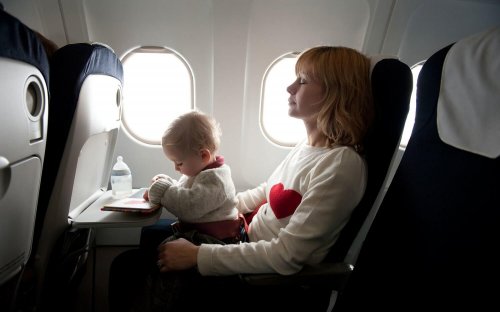Os pais devem saber o que manter em mente quando viajam com bebês.
