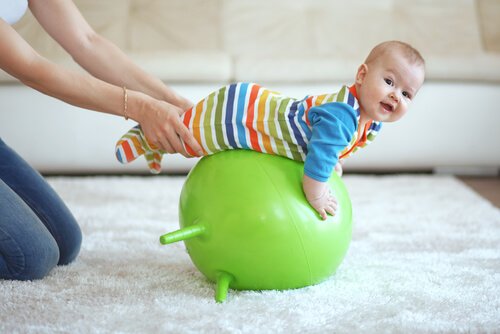 bebê na bola de pilates