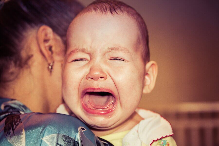 Por que o meu bebê sempre acorda chorando? - Sou Mamãe