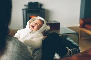 O que fazer se meu bebê sempre chora à noite?